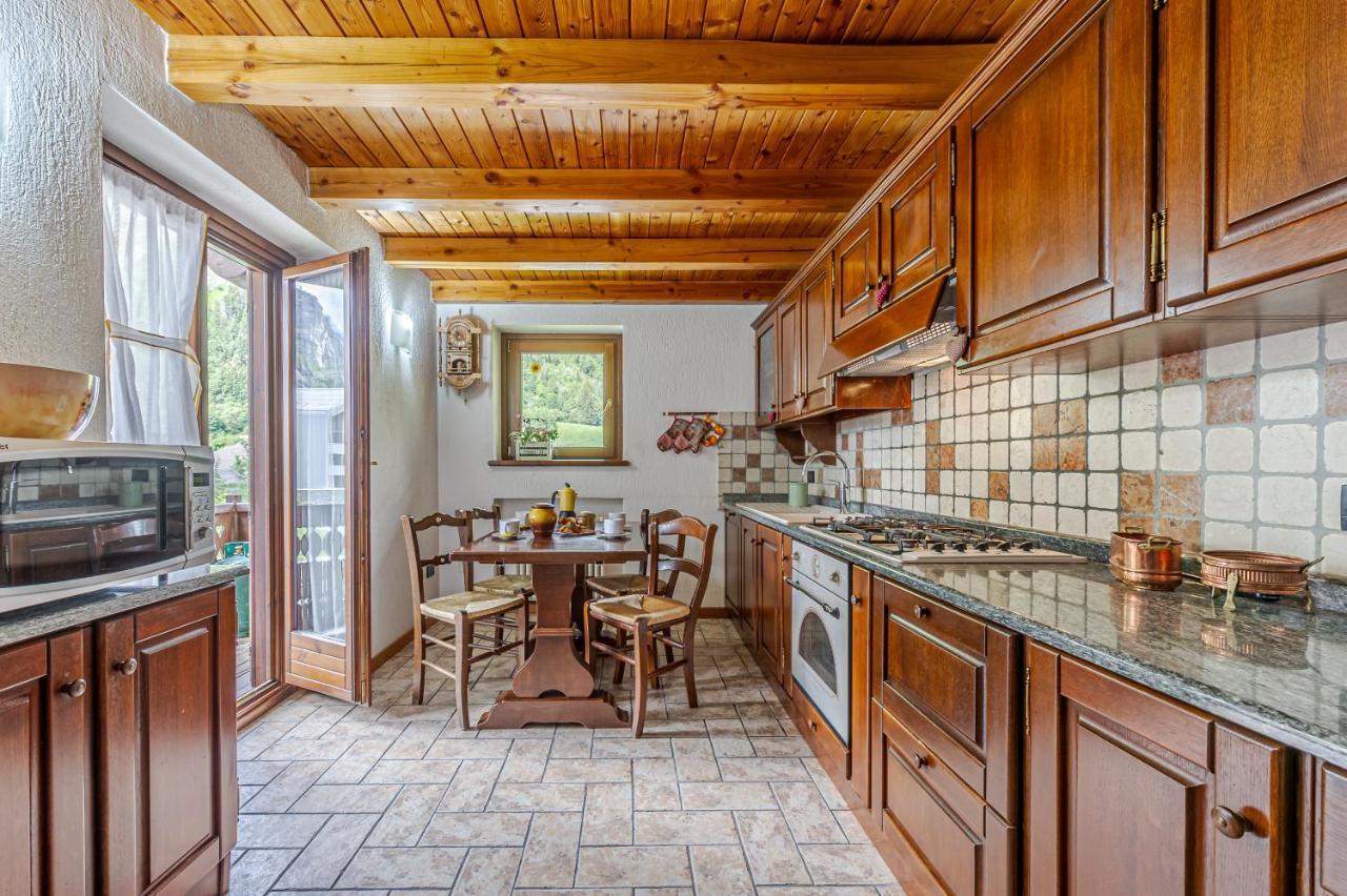 クールマイユールCasa Beatrice - Wifi, Parcheggio E Vista Montagna - Cour 0231アパートメント エクステリア 写真
