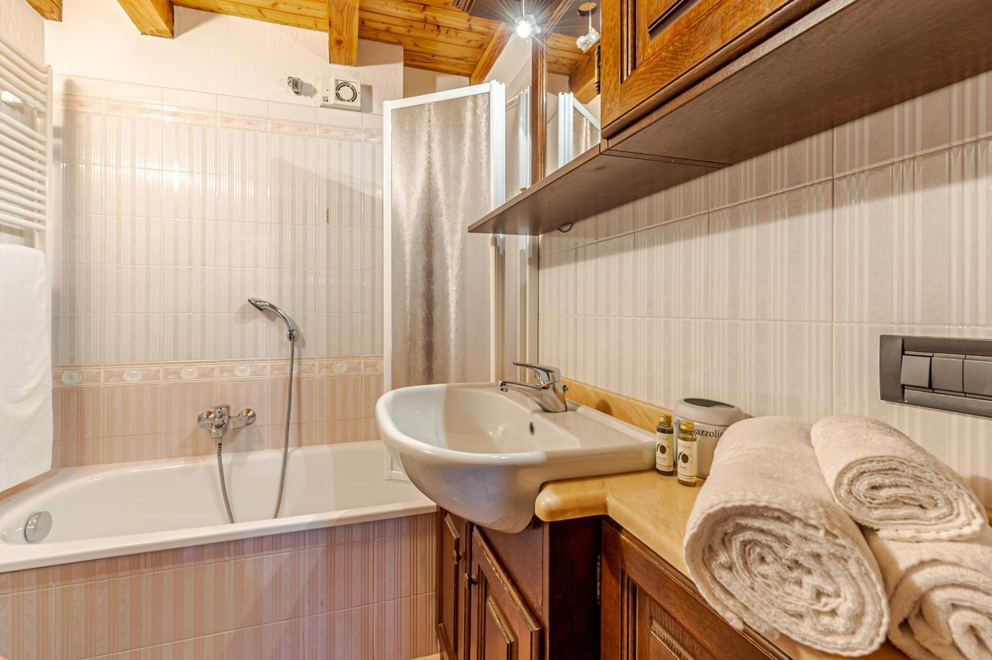 クールマイユールCasa Beatrice - Wifi, Parcheggio E Vista Montagna - Cour 0231アパートメント エクステリア 写真